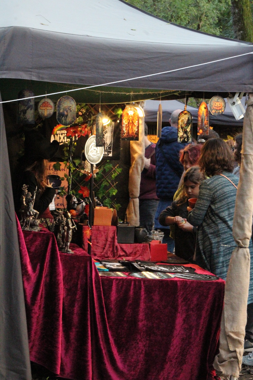 Publico reunido no Samhain Fire Fest 2025 na Quinta da Ribafria em Sintra Portugal