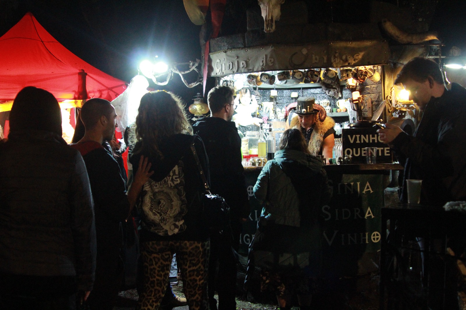 Publico reunido no Samhain Fire Fest 2025 na Quinta da Ribafria em Sintra Portugal