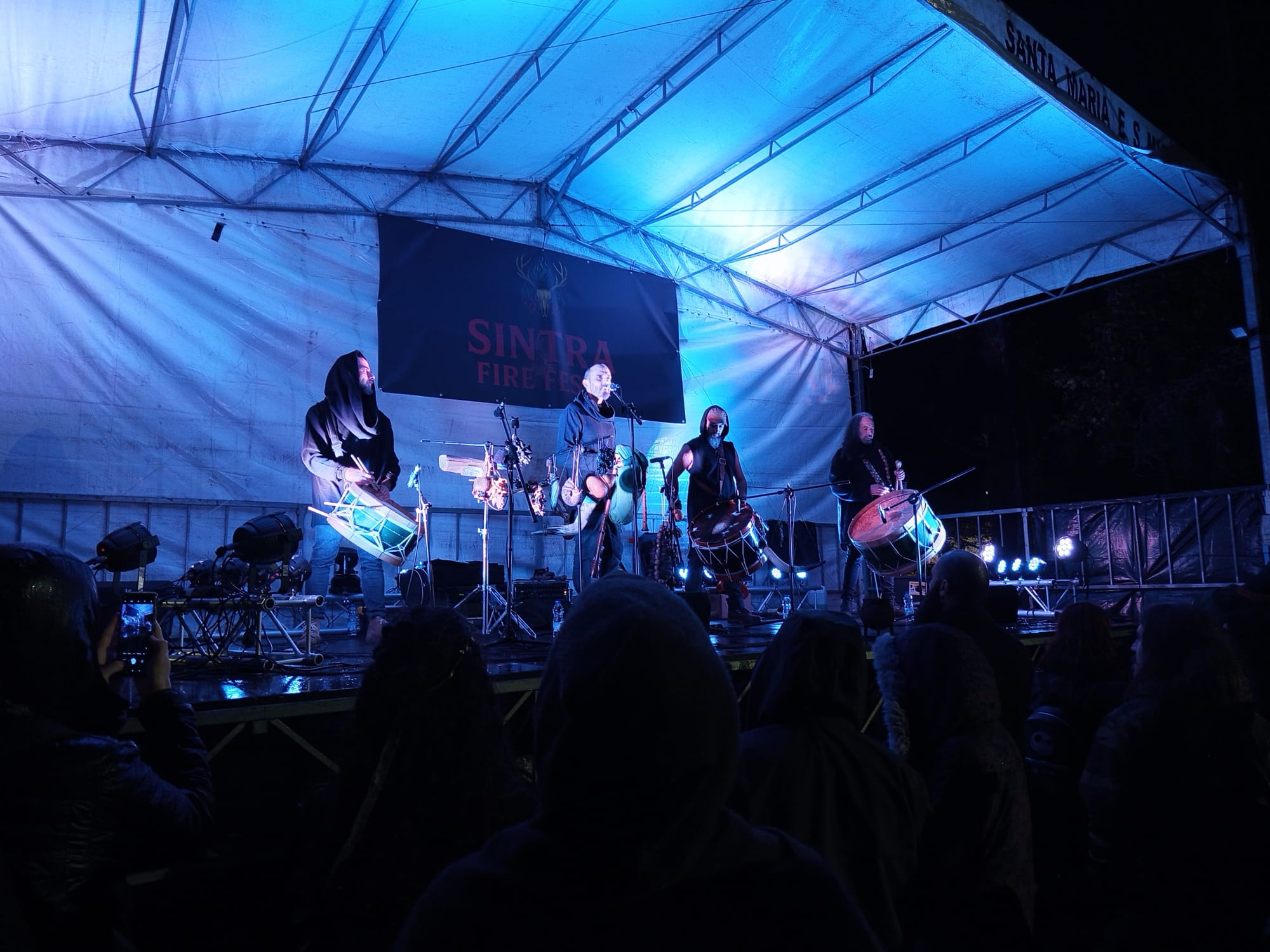 Ambiente noturno no festival pagão Samhain em Portugal