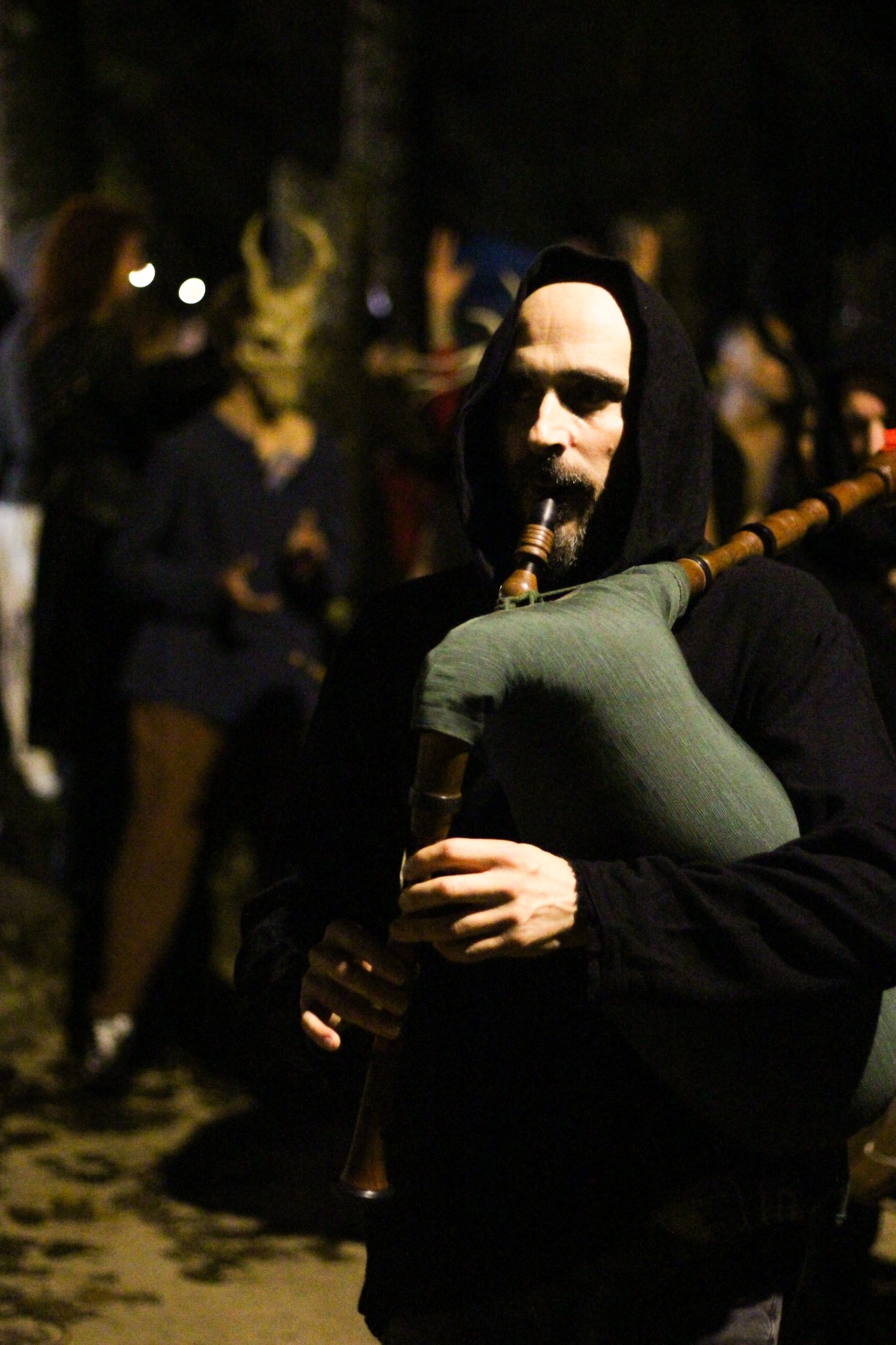 Ambiente noturno no festival pagão Samhain em Portugal