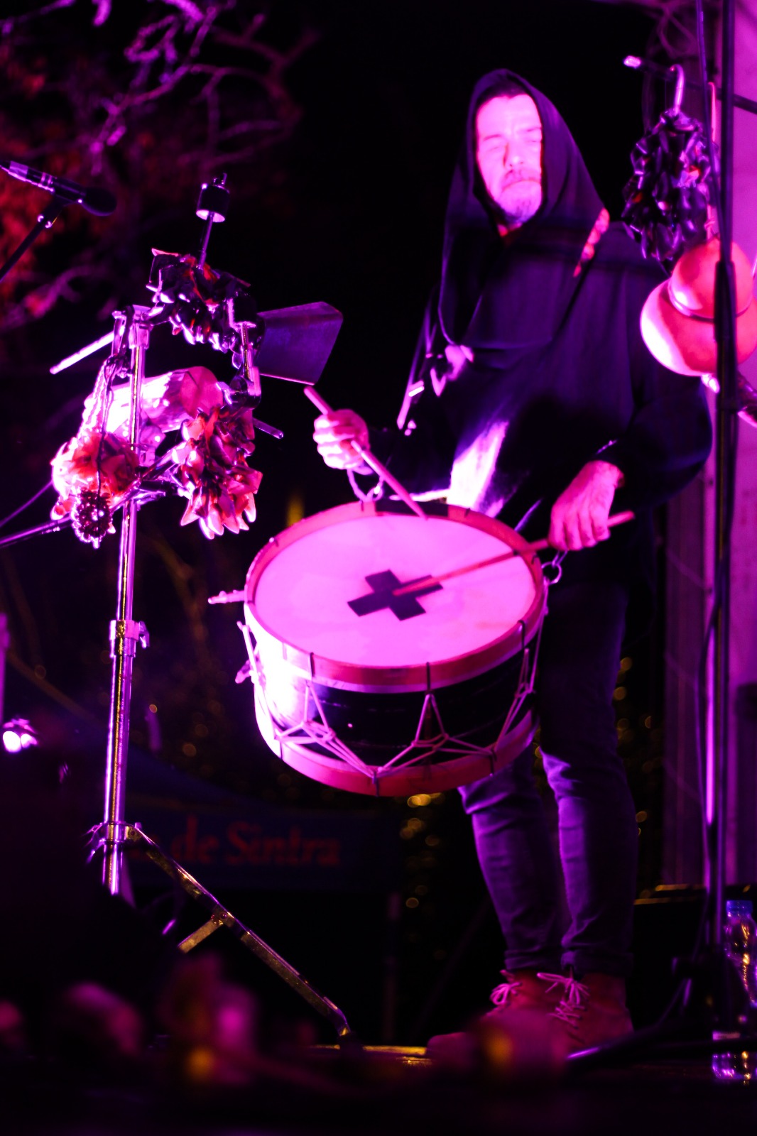 Ambiente noturno no festival pagão Samhain em Portugal