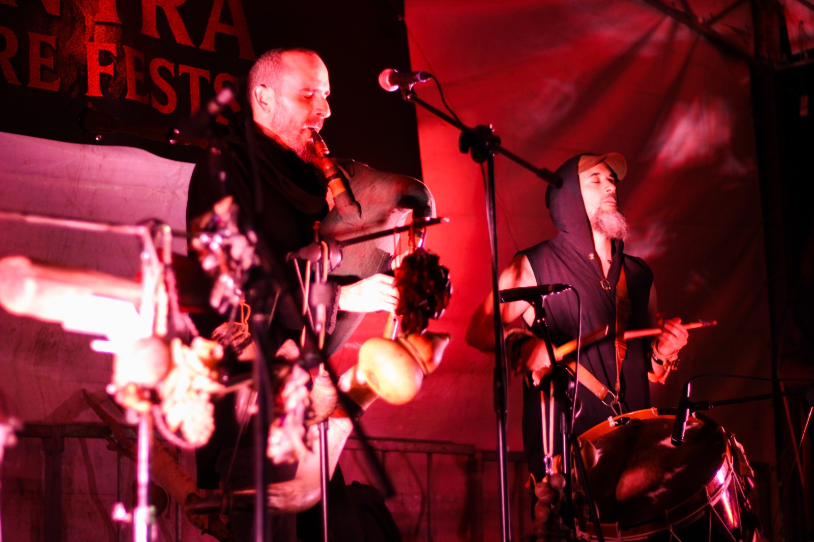 Ambiente noturno no festival pagão Samhain em Portugal