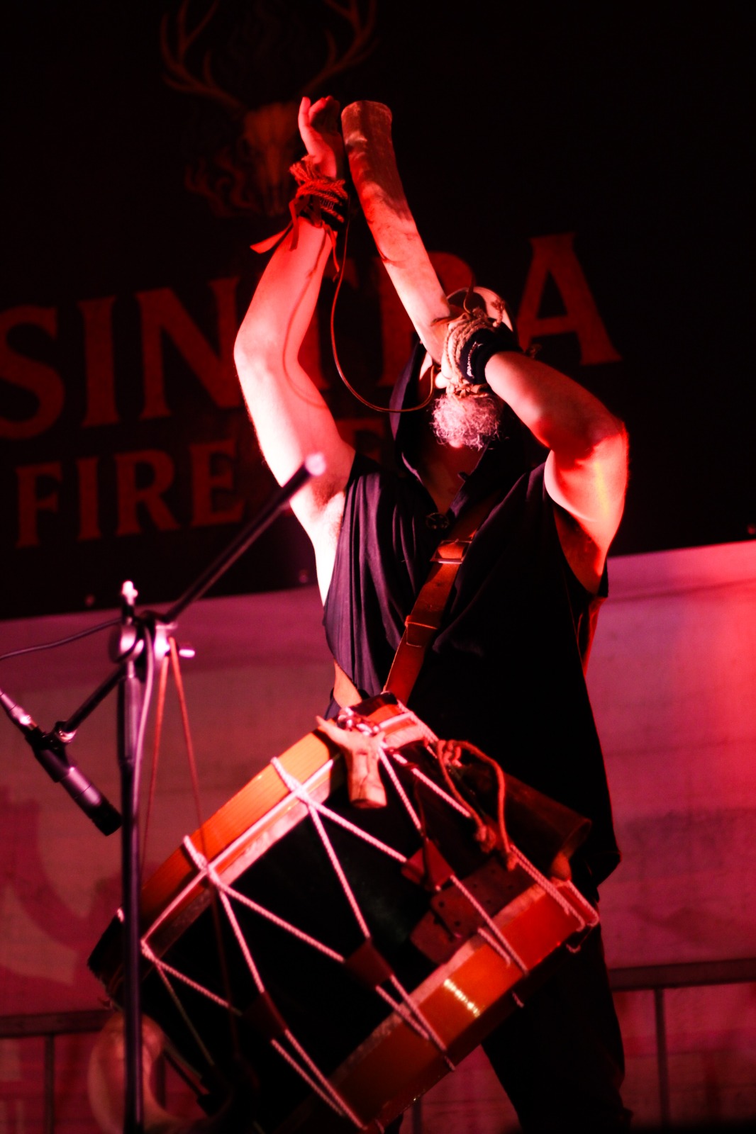 Ambiente noturno no festival pagão Samhain em Portugal