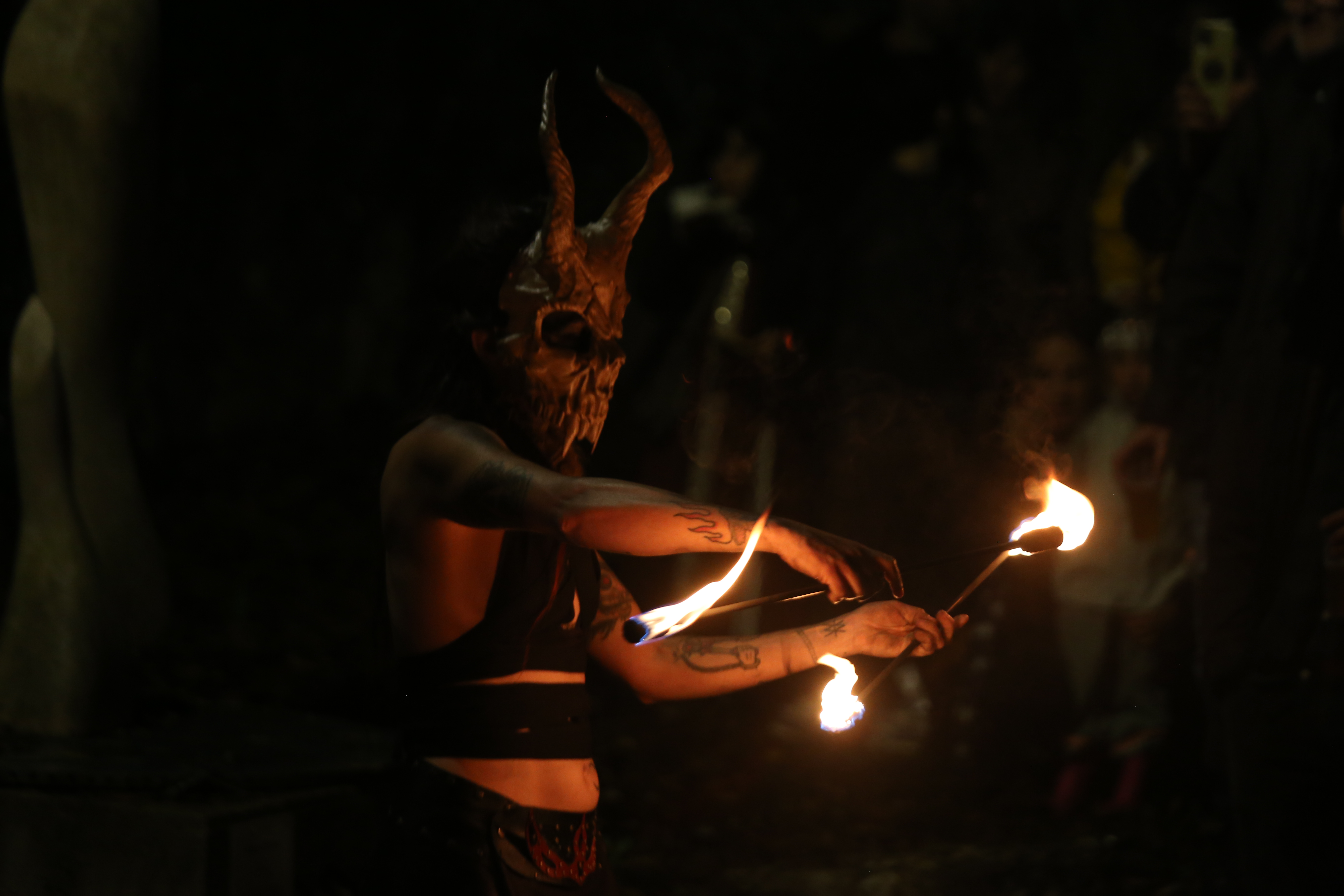 Ritual de fogo dos Ophiussa Fire Theatre no Samhain Fire Fest 2025 em Sintra Portugal