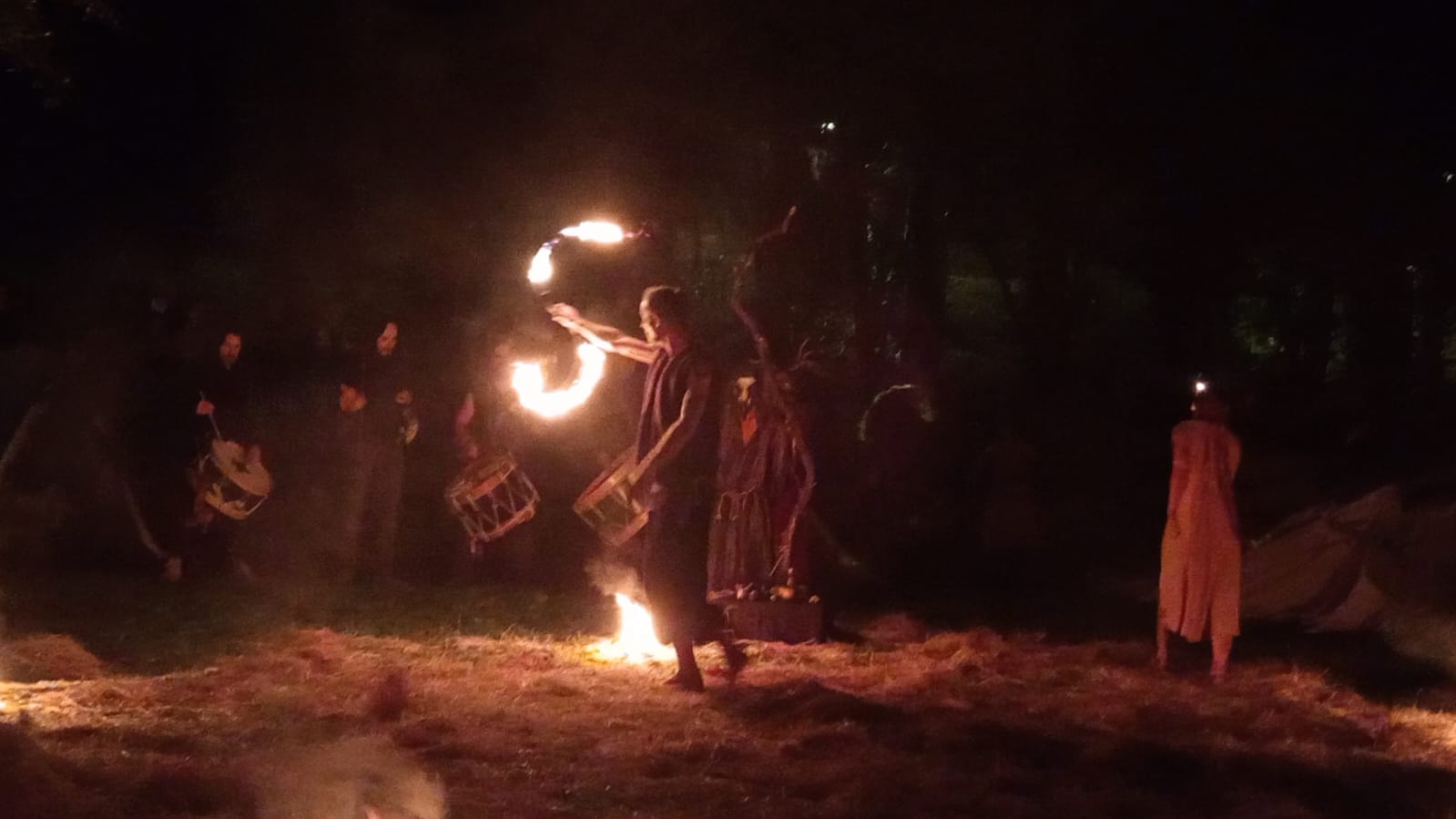 Ritual de fogo dos Ophiussa Fire Theatre no Samhain Fire Fest 2025 em Sintra Portugal