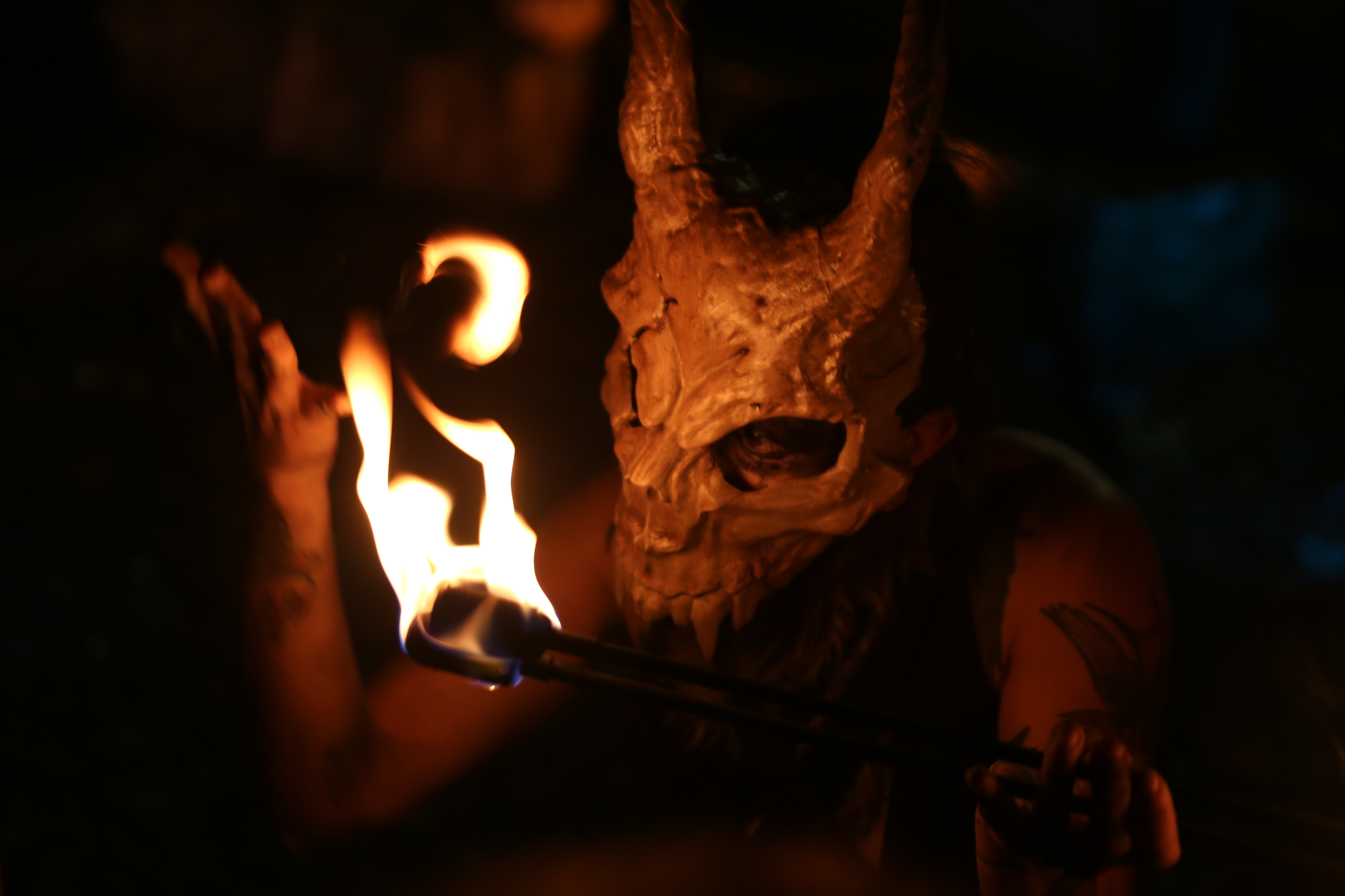 Ritual de fogo dos Ophiussa Fire Theatre no Samhain Fire Fest 2025 em Sintra Portugal