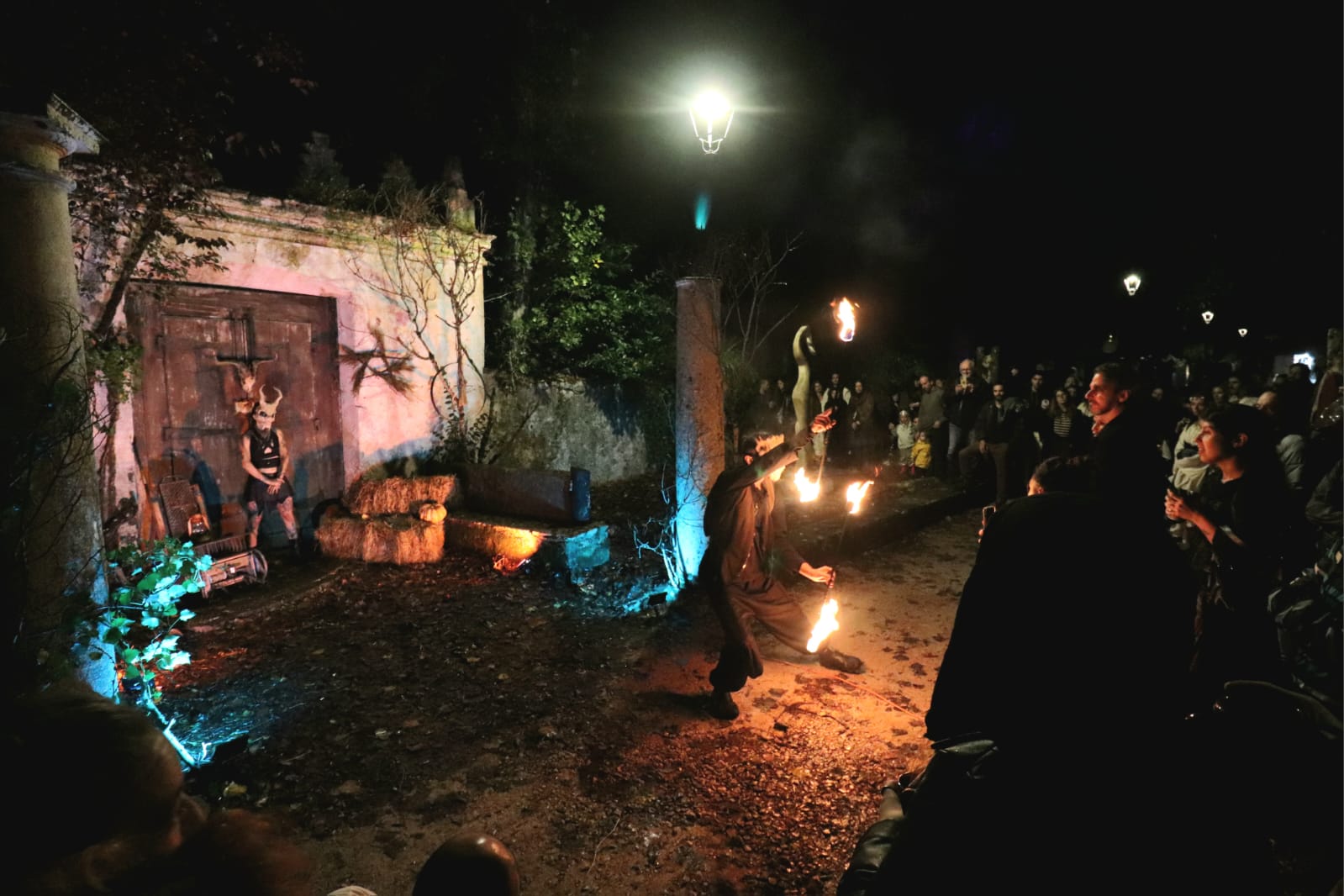 Ritual de fogo dos Ophiussa Fire Theatre no Samhain Fire Fest 2025 em Sintra Portugal