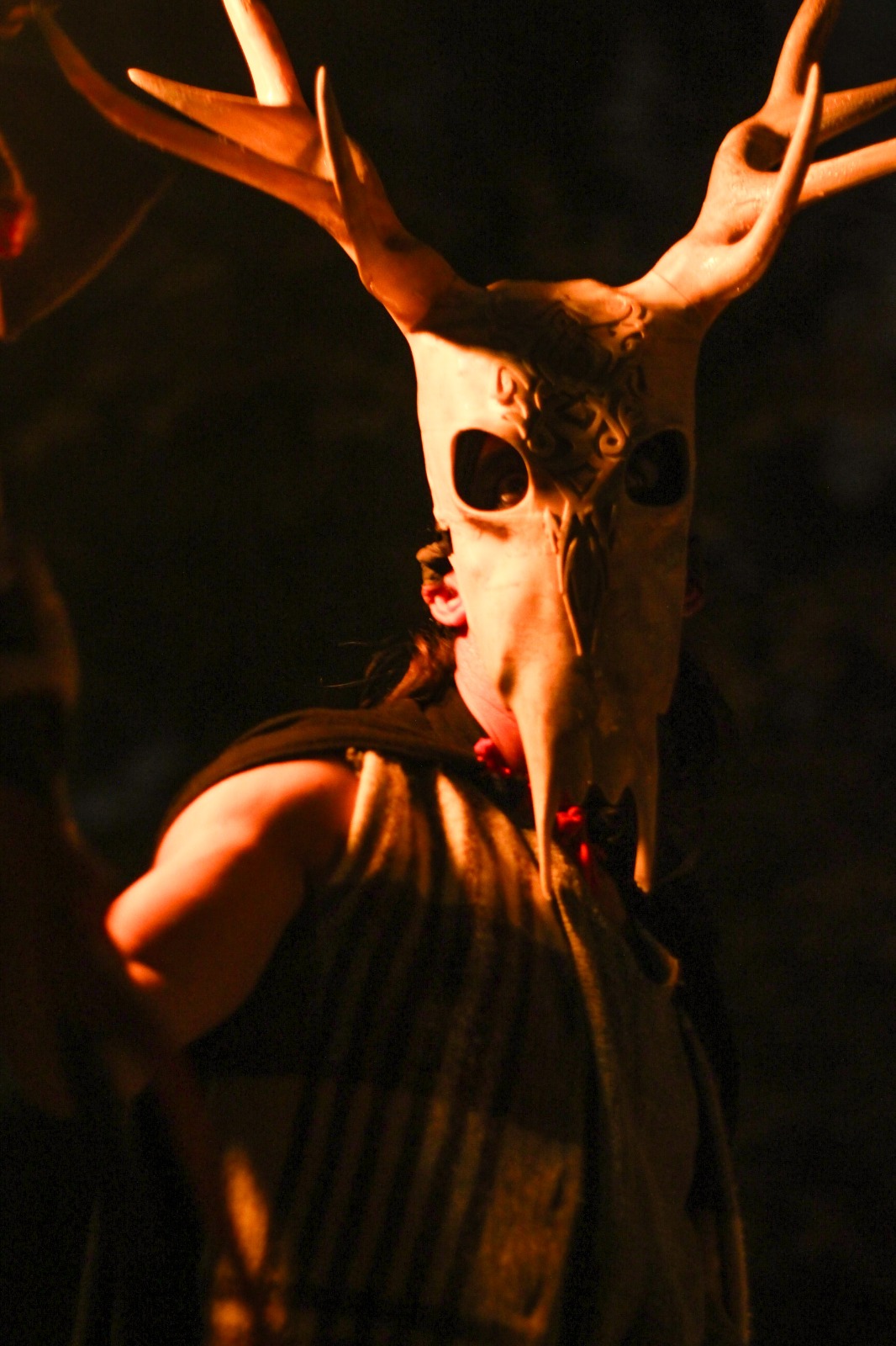 Ritual de fogo dos Ophiussa Fire Theatre no Samhain Fire Fest 2025 em Sintra Portugal