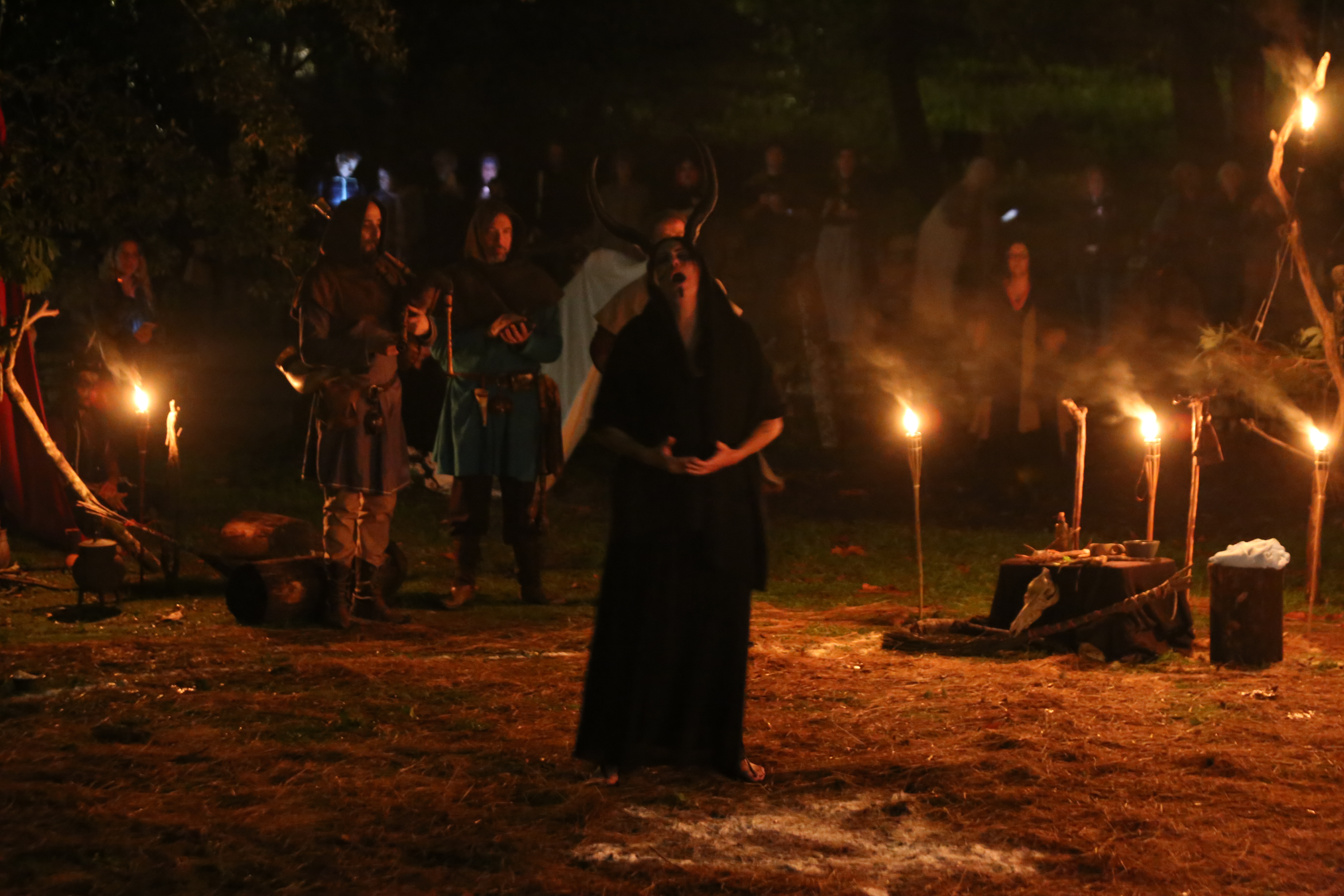 Ritual de fogo dos Ophiussa Fire Theatre no Samhain Fire Fest 2025 em Sintra Portugal