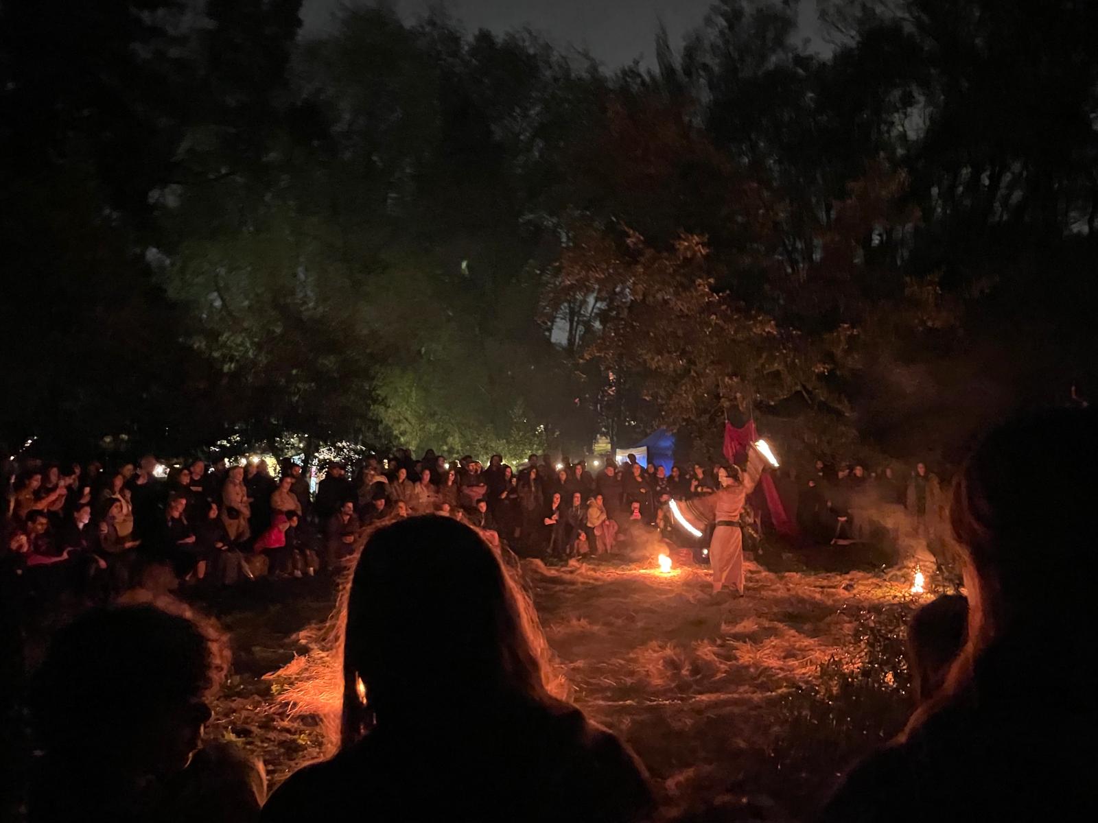 Ritual de fogo dos Ophiussa Fire Theatre no Samhain Fire Fest 2025 em Sintra Portugal