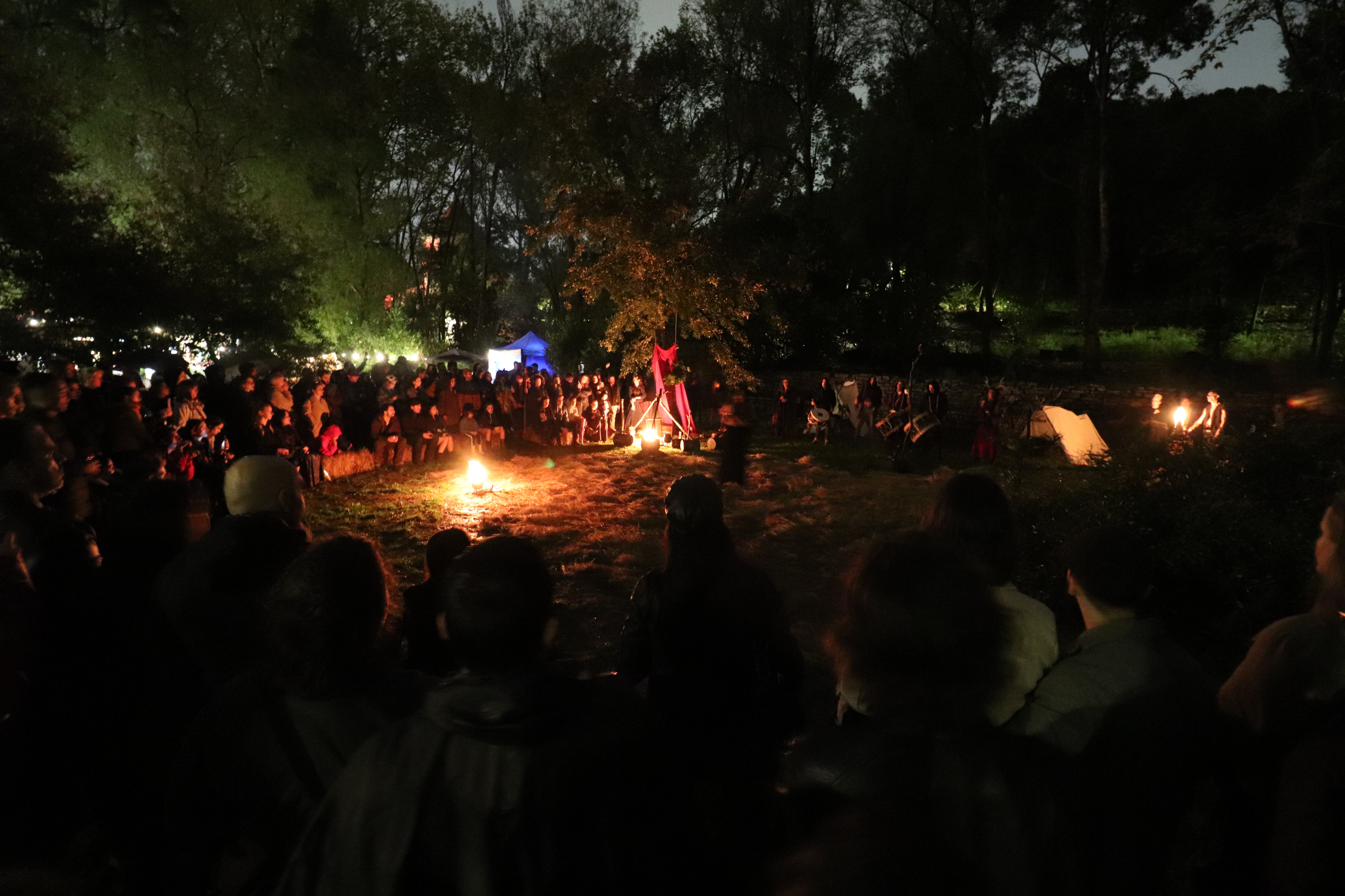 Ritual de fogo dos Ophiussa Fire Theatre no Samhain Fire Fest 2025 em Sintra Portugal