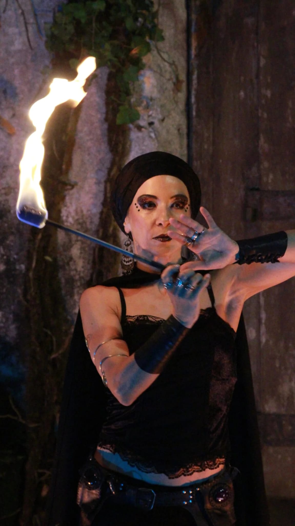 Ritual de fogo dos Ophiussa Fire Theatre no Samhain Fire Fest 2025 em Sintra Portugal