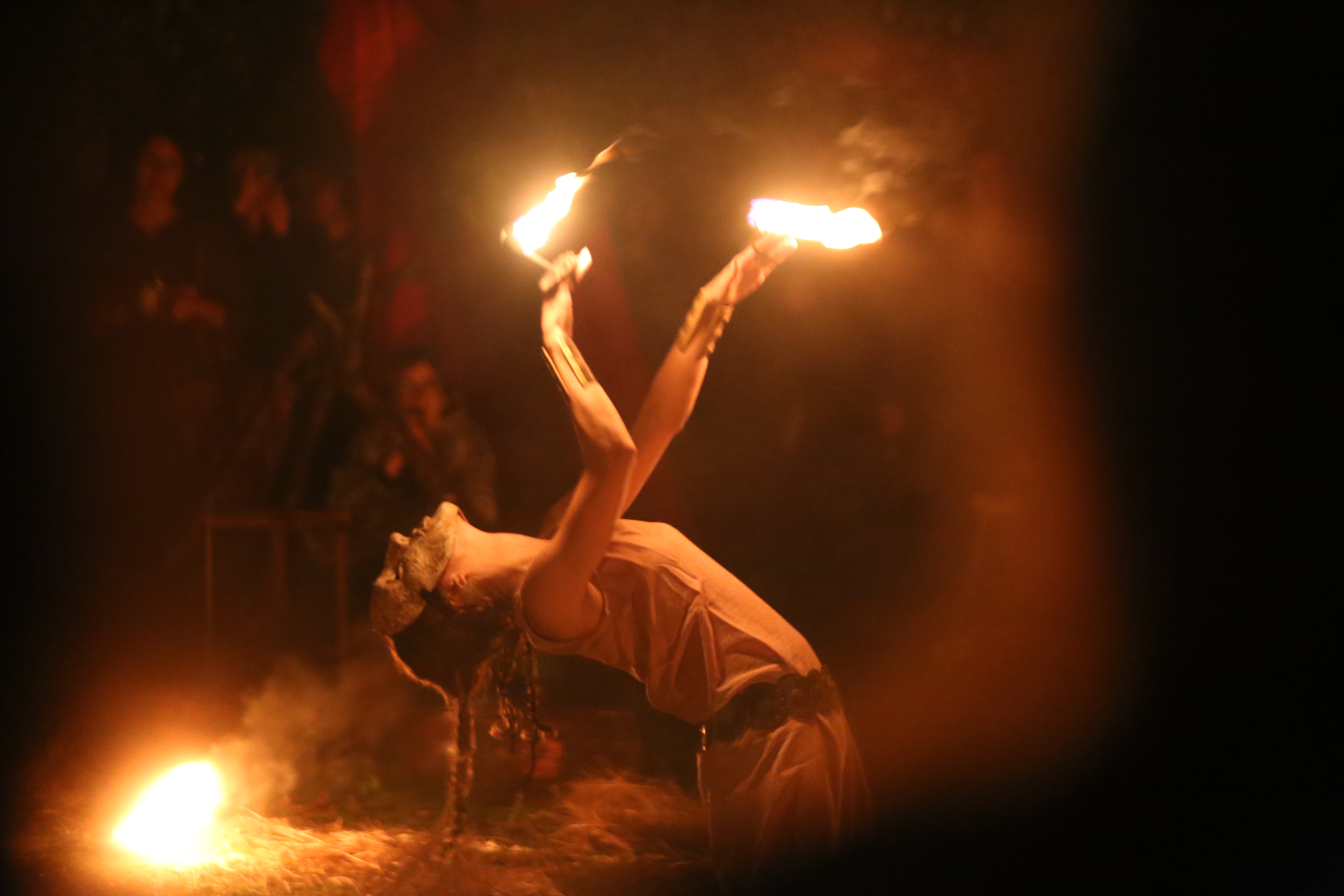 Ritual de fogo dos Ophiussa Fire Theatre no Samhain Fire Fest 2025 em Sintra Portugal