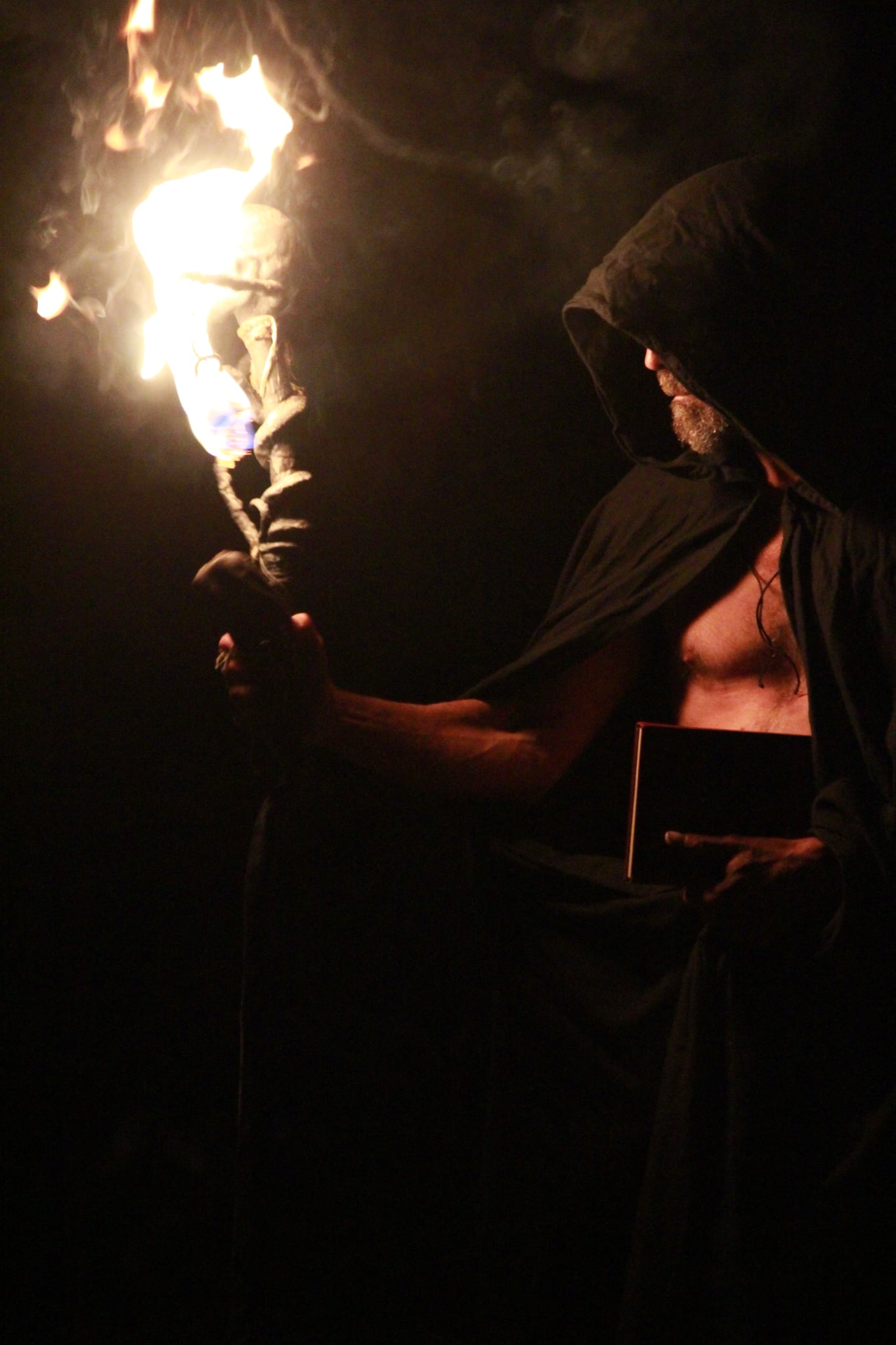 Ritual de fogo dos Ophiussa Fire Theatre no Samhain Fire Fest 2025 em Sintra Portugal