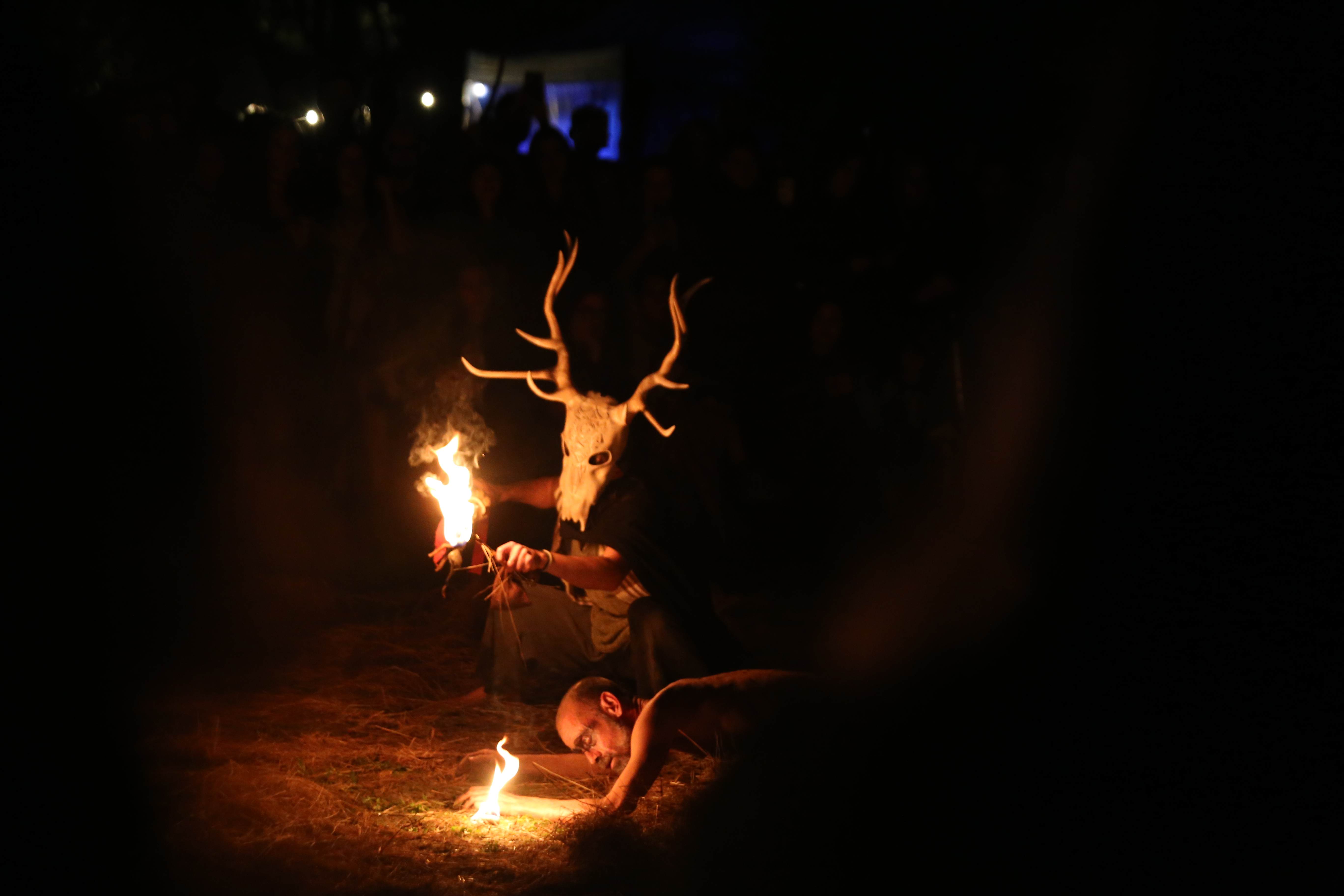 Ritual de fogo dos Ophiussa Fire Theatre no Samhain Fire Fest 2025 em Sintra Portugal