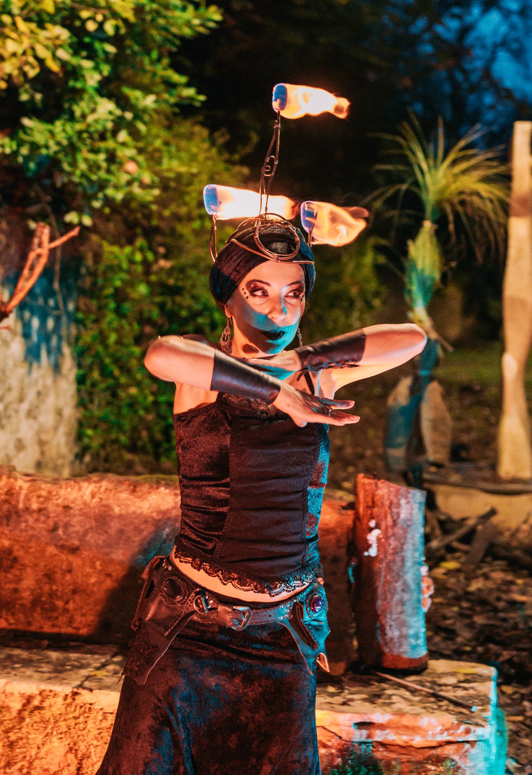 Ritual de fogo dos Ophiussa Fire Theatre no Samhain Fire Fest 2025 em Sintra Portugal