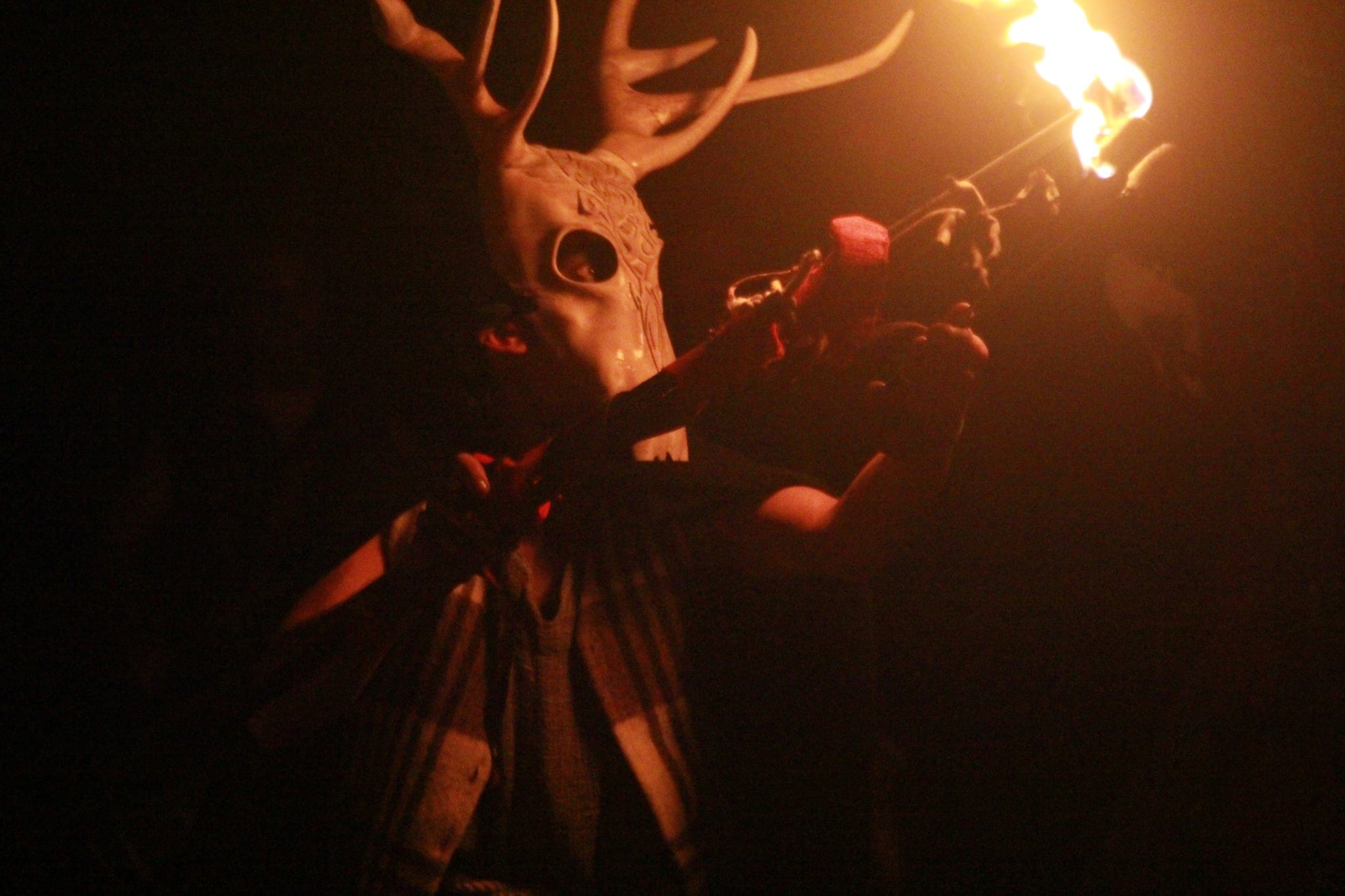 Ritual de fogo dos Ophiussa Fire Theatre no Samhain Fire Fest 2025 em Sintra Portugal