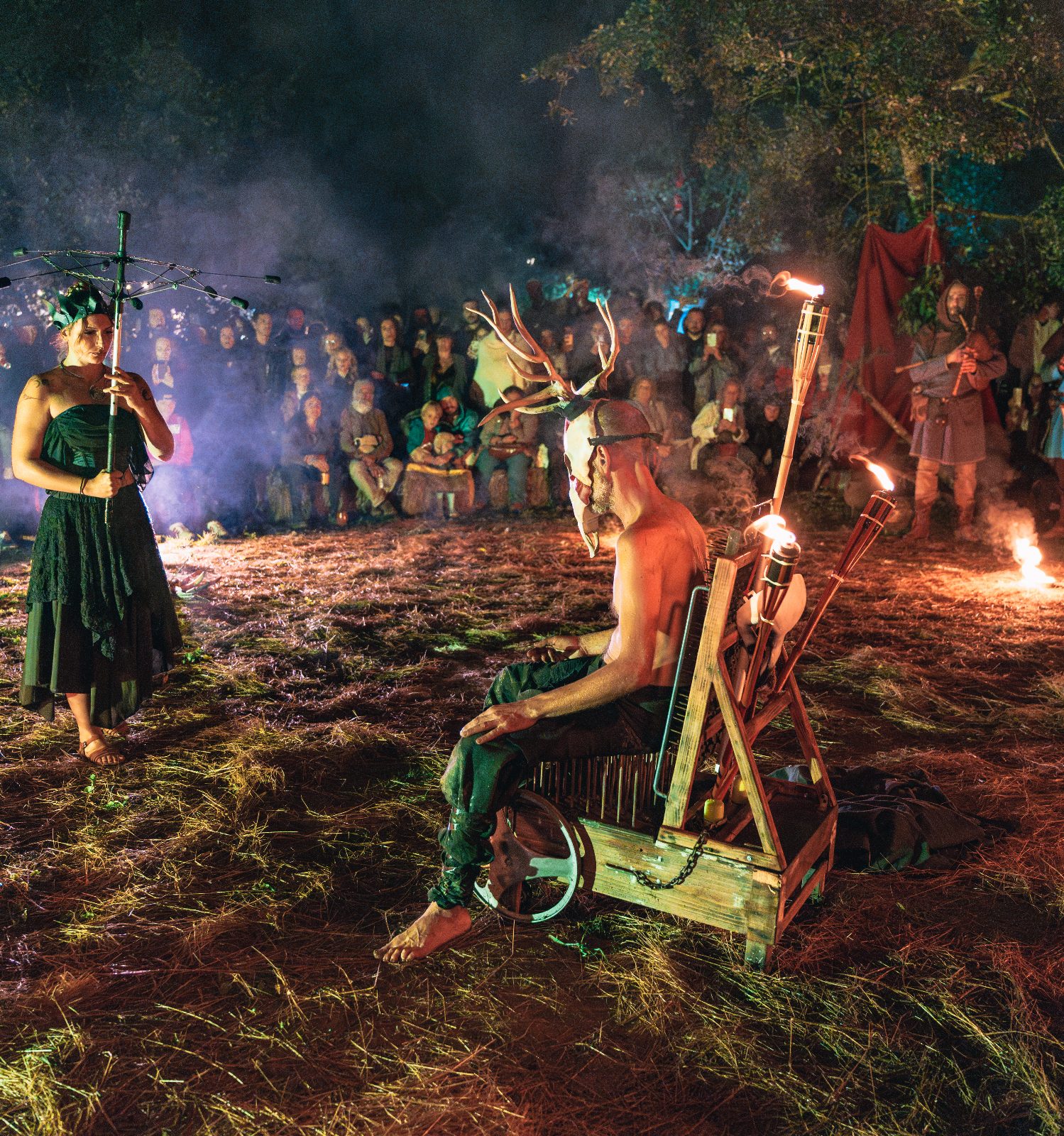 Ritual de fogo dos Ophiussa Fire Theatre no Samhain Fire Fest 2025 em Sintra Portugal