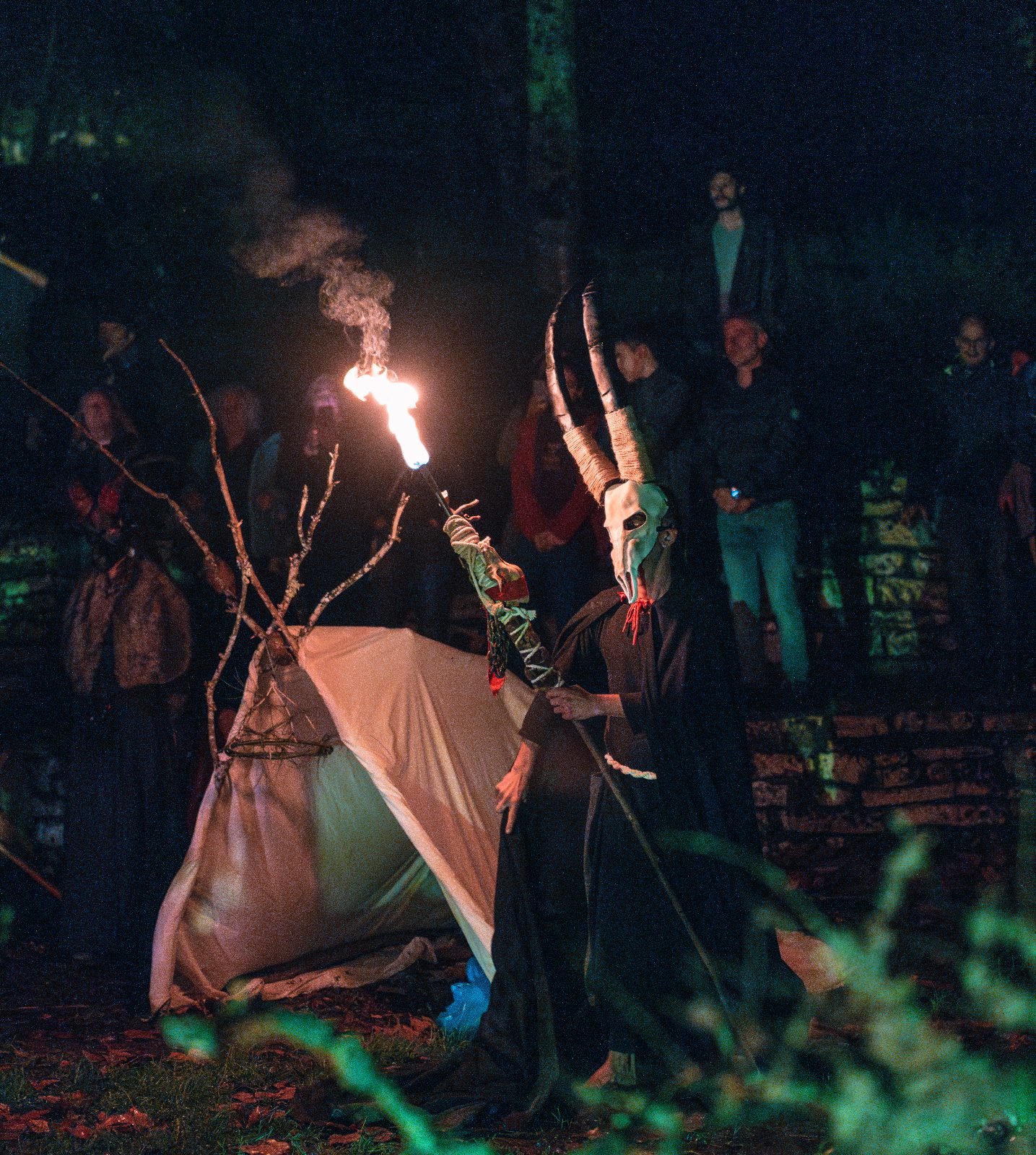 Ritual de fogo dos Ophiussa Fire Theatre no Samhain Fire Fest 2025 em Sintra Portugal