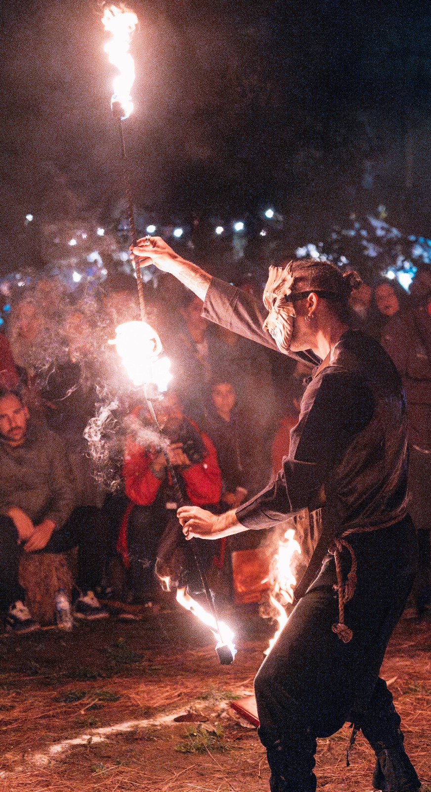 Ritual de fogo dos Ophiussa Fire Theatre no Samhain Fire Fest 2025 em Sintra Portugal