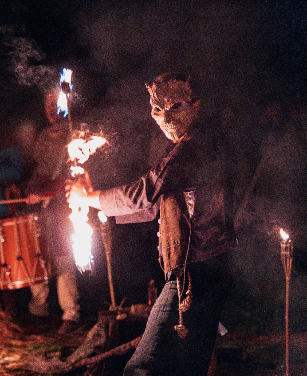 Ritual de fogo dos Ophiussa Fire Theatre no Samhain Fire Fest 2025 em Sintra Portugal