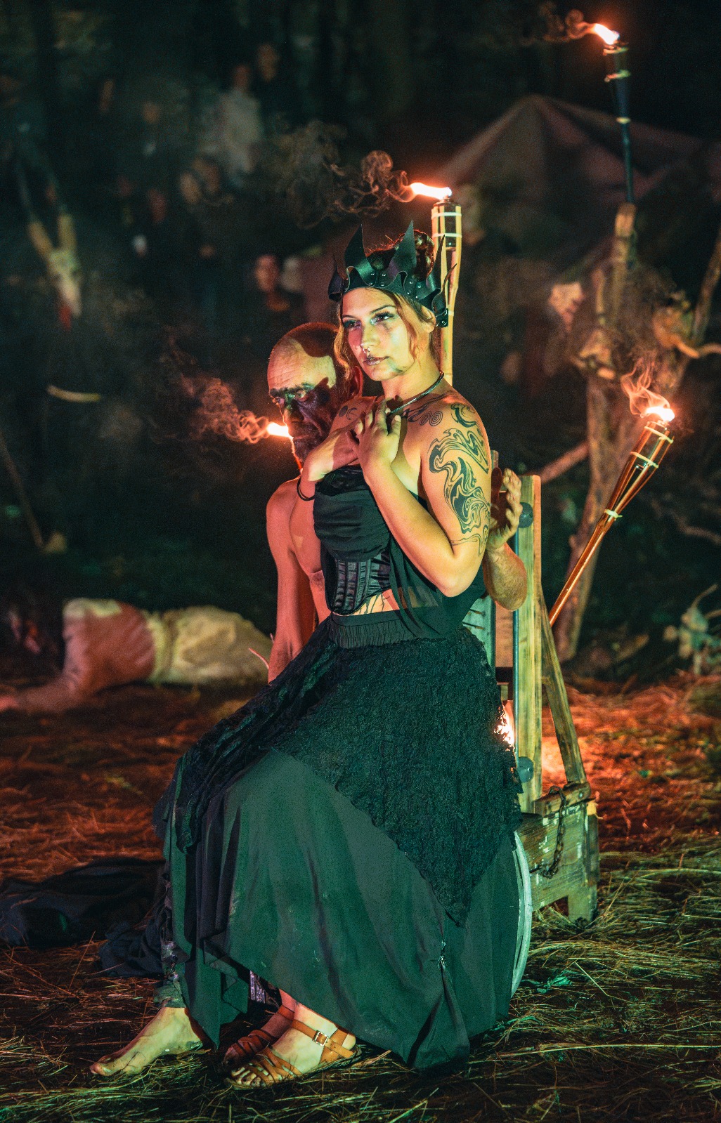 Ritual de fogo dos Ophiussa Fire Theatre no Samhain Fire Fest 2025 em Sintra Portugal