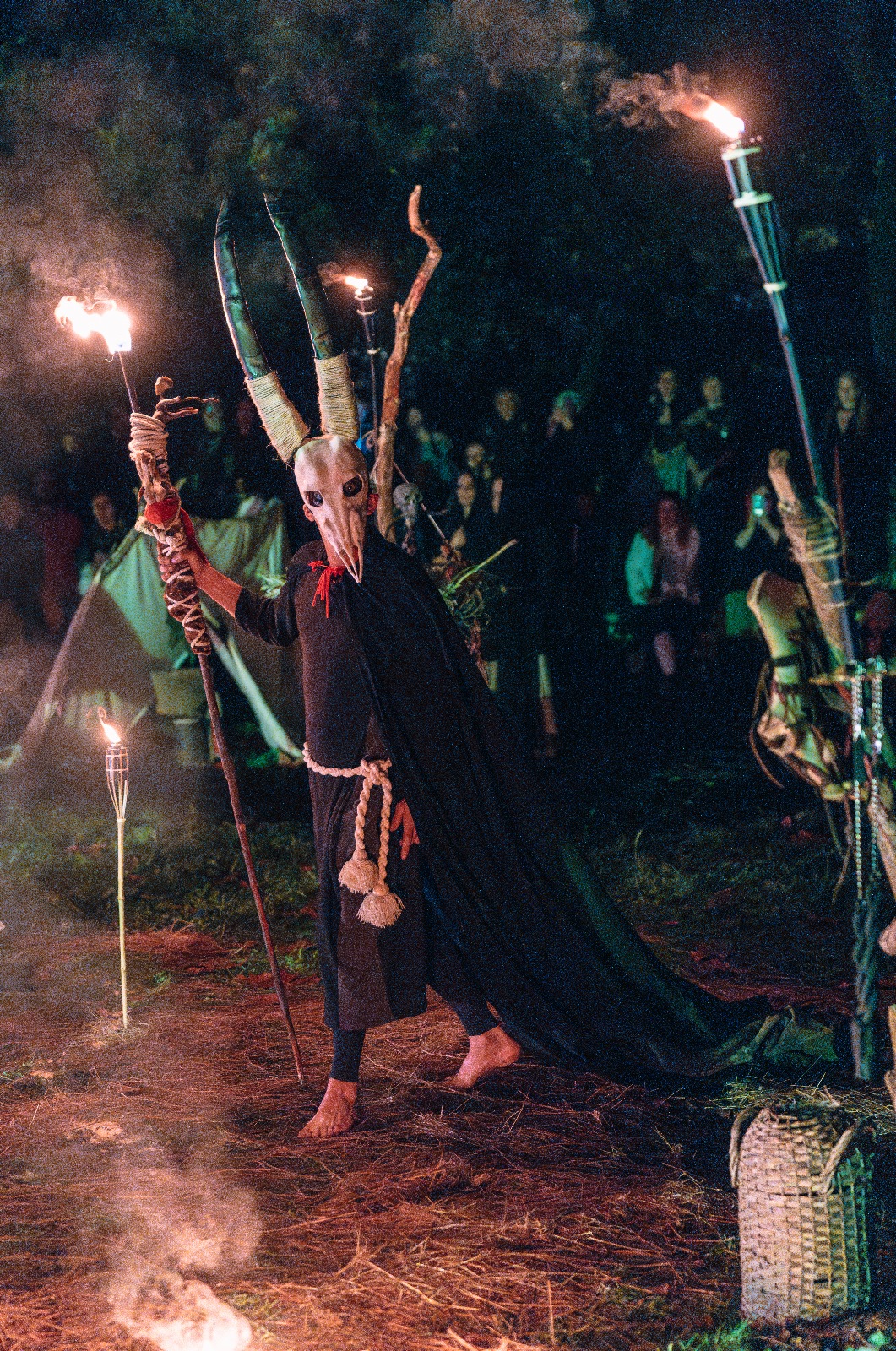 Ritual de fogo dos Ophiussa Fire Theatre no Samhain Fire Fest 2025 em Sintra Portugal