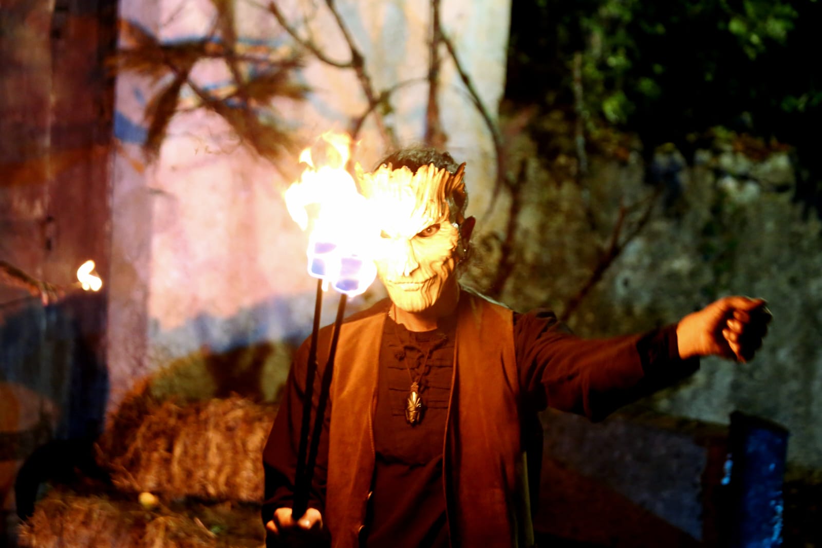 Ritual de fogo dos Ophiussa Fire Theatre no Samhain Fire Fest 2025 em Sintra Portugal